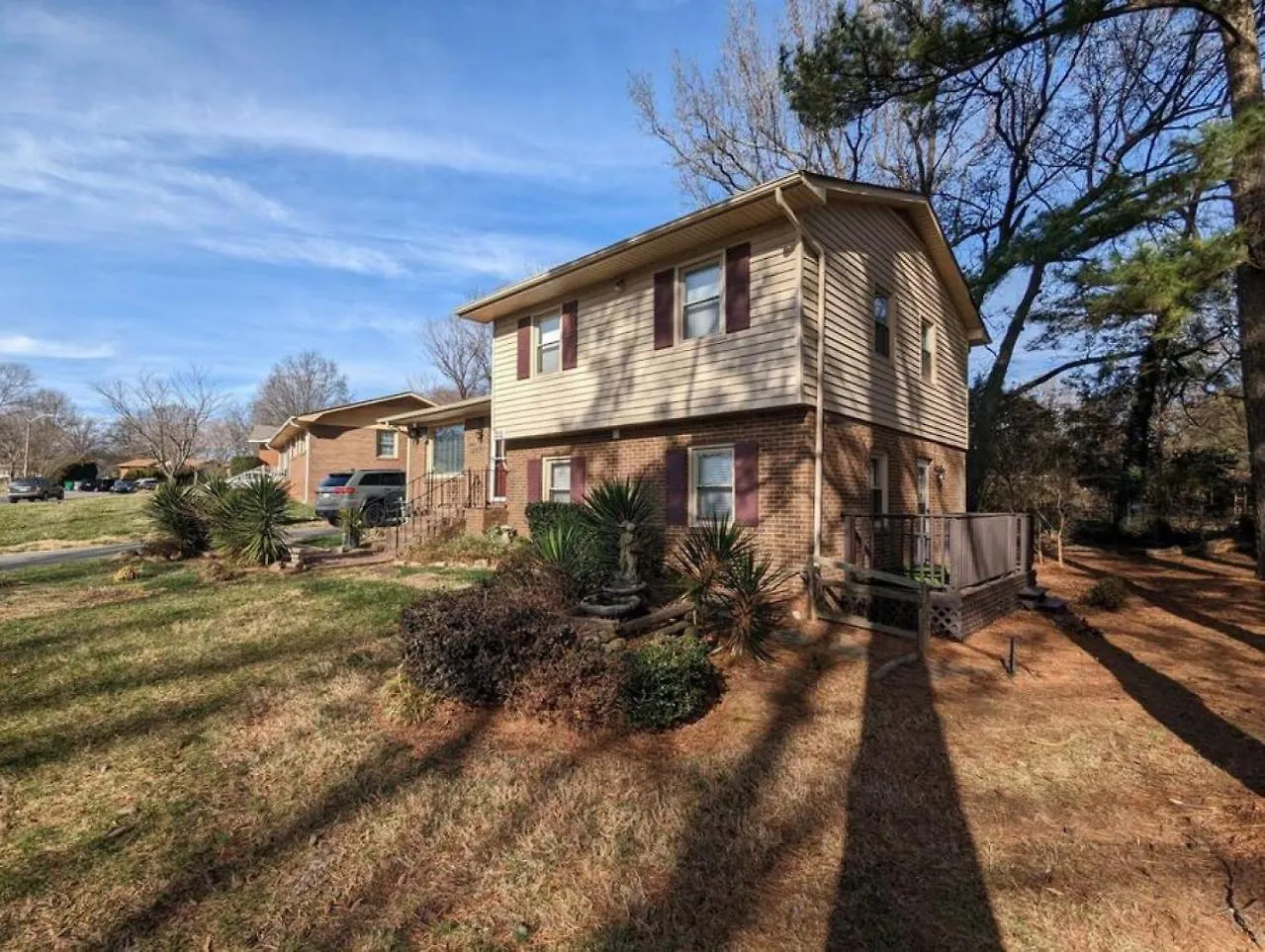 Spacious Home With Work Space, Firepit, Bbq Grill Charlotte