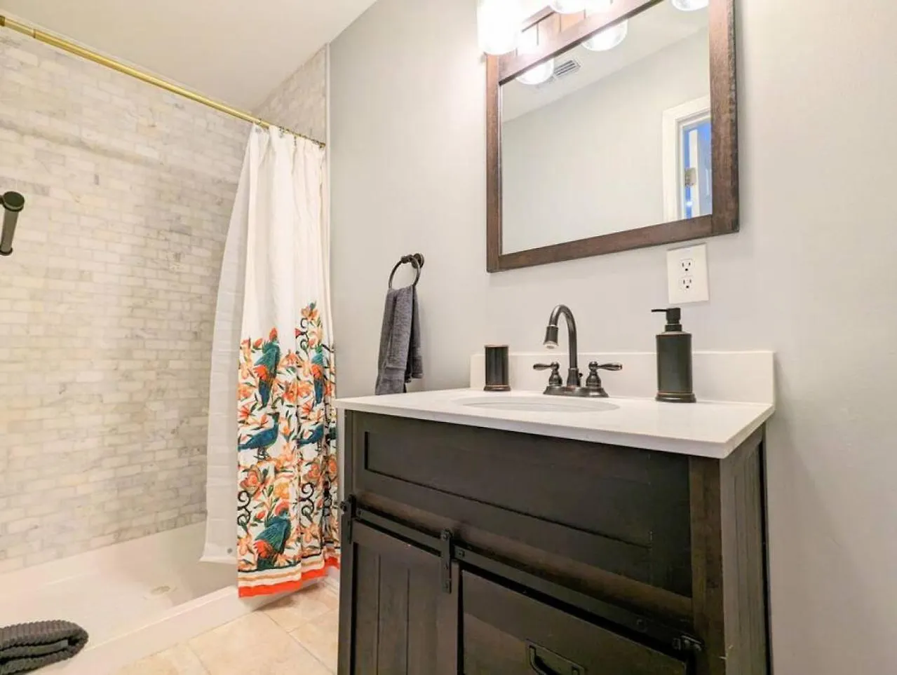 Spacious Home With Work Space, Firepit, Bbq Grill Charlotte
