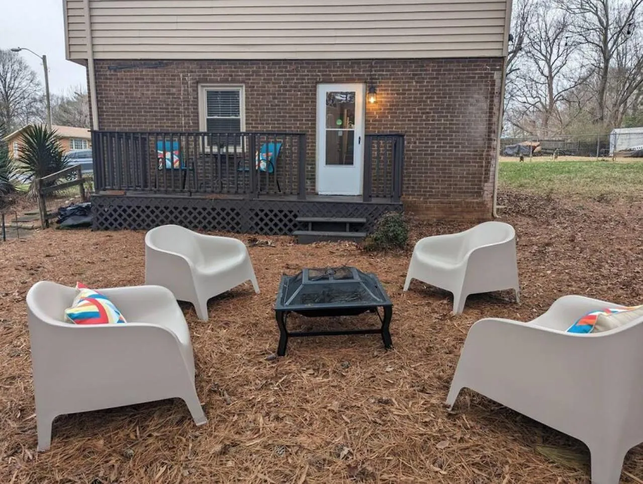 Spacious Home With Work Space, Firepit, Bbq Grill Charlotte